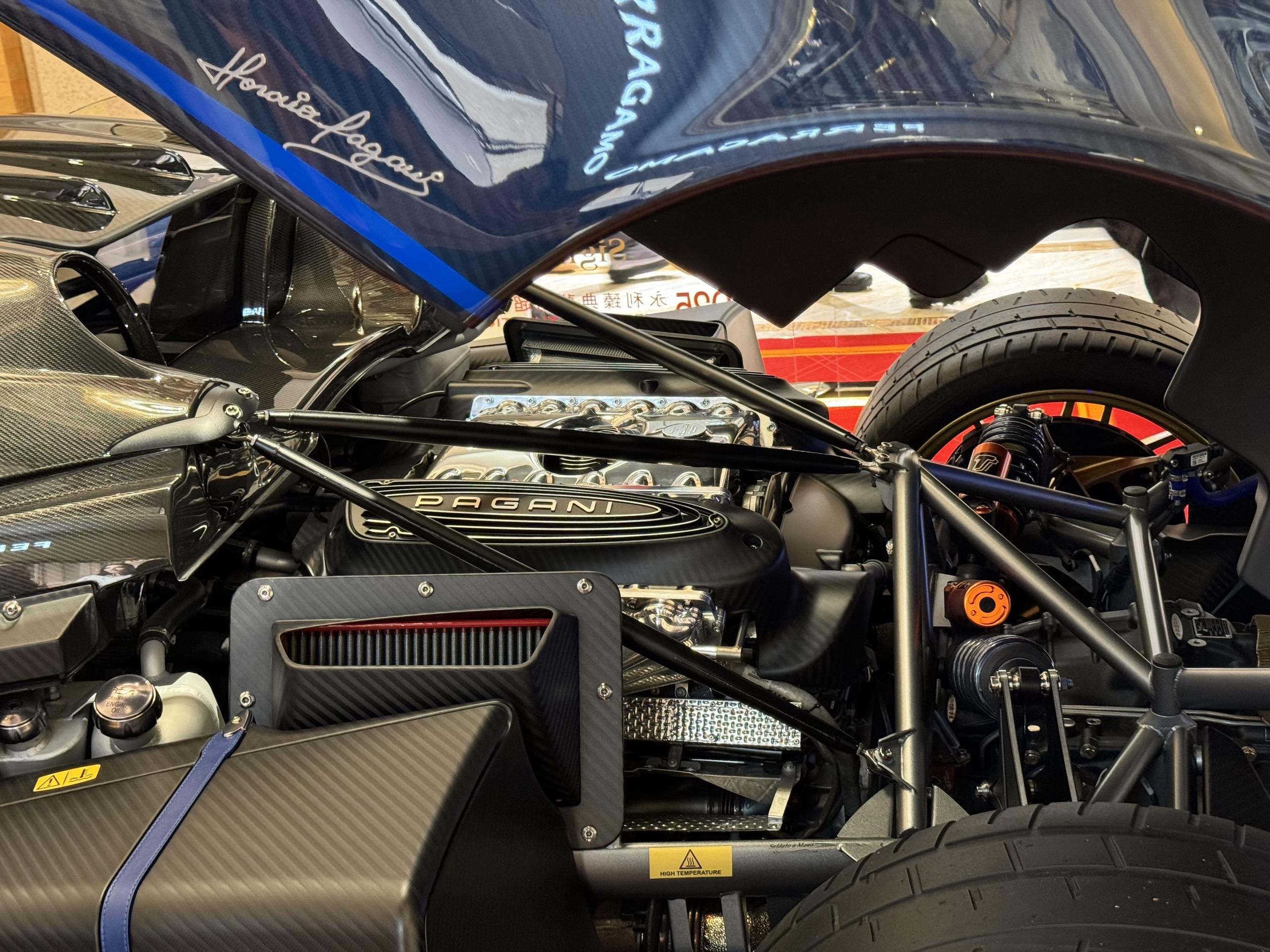 时尚潮流与机械美学的碰撞。Bape × Pagani Huayra R...