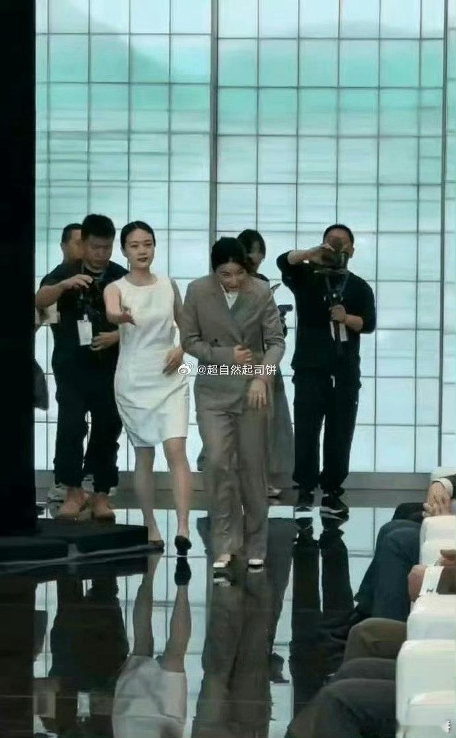 都说郭晶晶挤不进香港的贵妇圈，可她坐的可是贵妇的男人们那一桌啊。