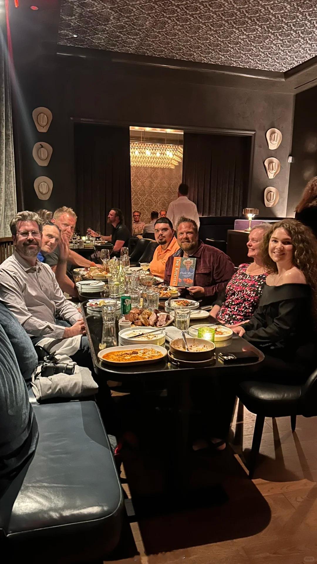 几天前的同一张桌子…… 