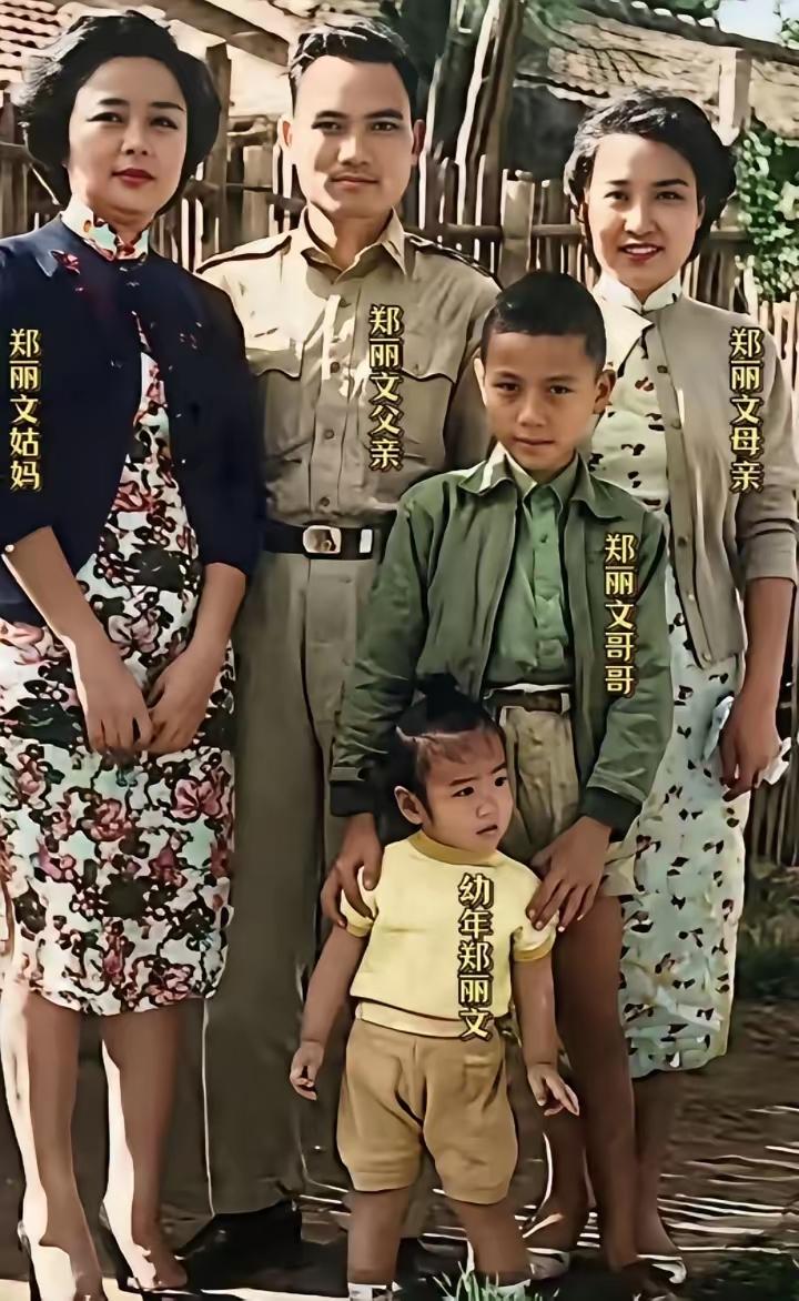 旧照凝情，岁月留根
 
泛黄的相纸之上，幼年郑丽文扎着简单的发辫，穿着明黄的小上