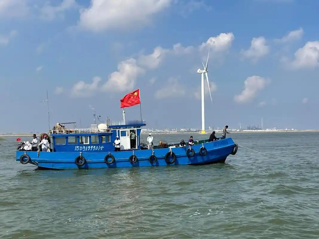 大量中国渔船遭到韩国军警联合驱赶，其中一艘遭到扣留！韩联社消息，韩国中部海警厅 