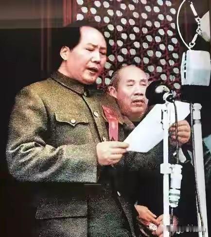 新中国的社会制度，是毛主席带领中国人民创建的先进的社会主义制度，和资本主义制度有