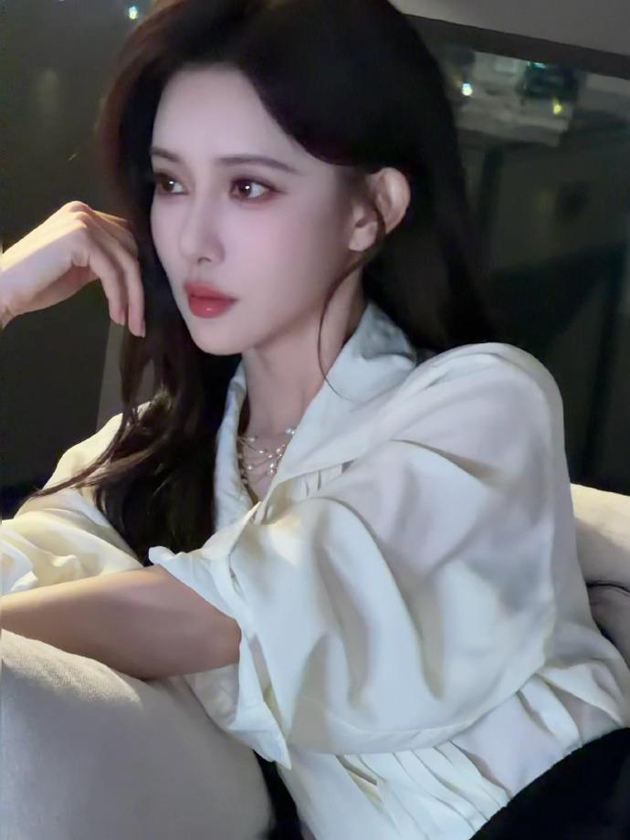 孟子义看到了好多小螃蟹孟子义拍照依然剪刀手 孟子义拍照依然剪刀手✌️也太可爱了吧