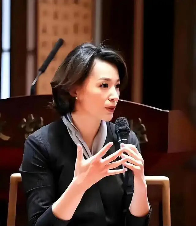 消失四年董卿被偶遇在菜场买菜，丈夫失联母亲病重，她如何扛住豪门破碎后的中年变故 