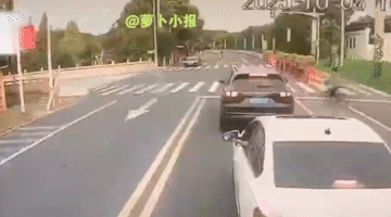 网友们，你们的嘴巴是真严啊。
朋友圈最近私下盛传10月8日南方某地，一辆黑色特斯