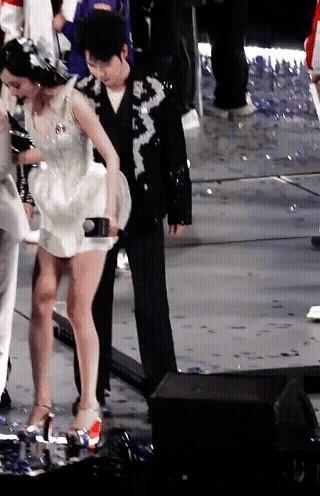 微博之夜这种大场面，向来是礼服和热搜的竞技场，可2025那一届蹿上热榜的却是个看