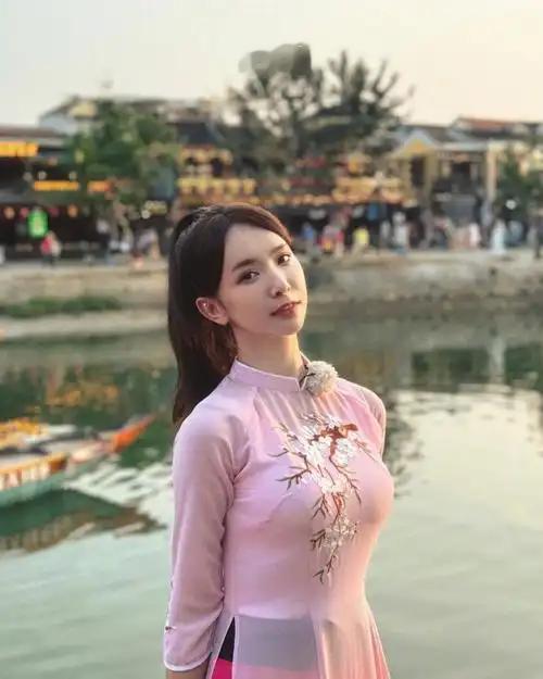 看到最近因为张雅琪，花小琪再一次引起讨论。

其实姐姐们早就一次次地在教她怎么为
