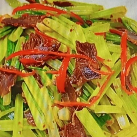 上了年纪就怕忘事，饮食上可得多注意。有三样食物要少吃，像高糖、高盐、高脂肪的，它