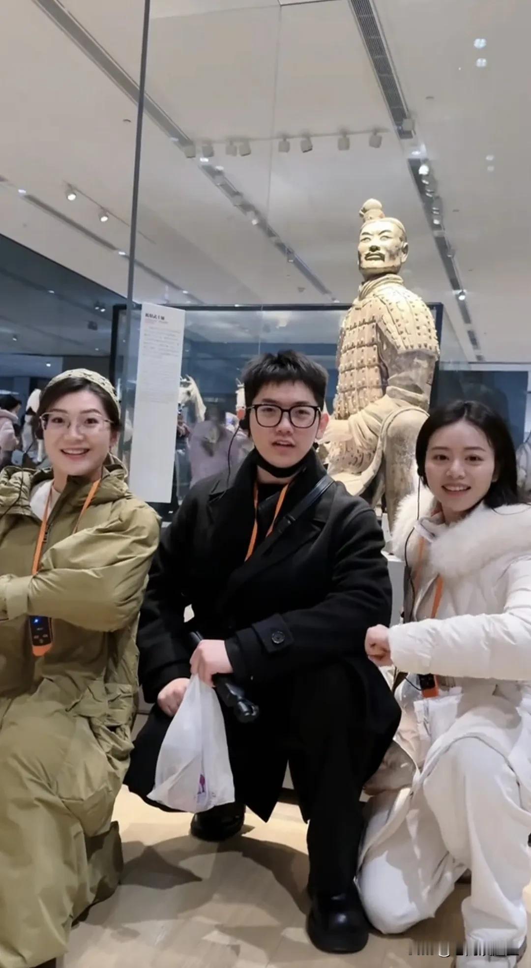 陕西、西安、撩咋嘞
盼盼、传熙和小贝
在西安耍得好开心[大笑]
这会儿该回京了吧