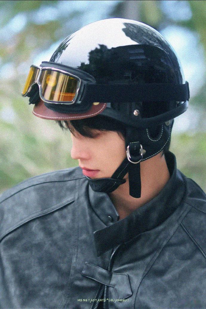 谁家男主查岗连杯子反光都不放过网剧双轨 家人们快来看靳朝这醋坛子的精彩表现！放大