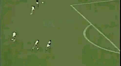 技术糙得离谱，却是国足最不可或缺的人。
 
说起拜合拉木，很多球迷第一反应就是糙