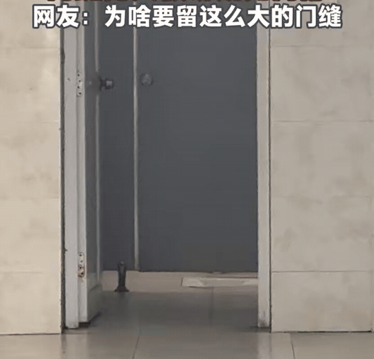 “哪个变态设计的？”广西，女子在女公共厕所门口等朋友，无意间往里看了一眼，结果发