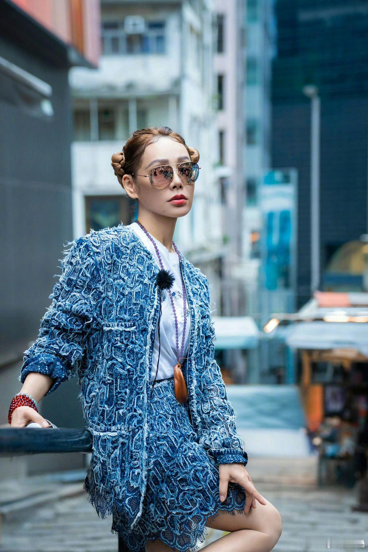 宁静隔了一条马路就饭撒饭撒的风吹到香港海边！宁静隔马路对粉丝比心卖萌，姐姐的宠粉