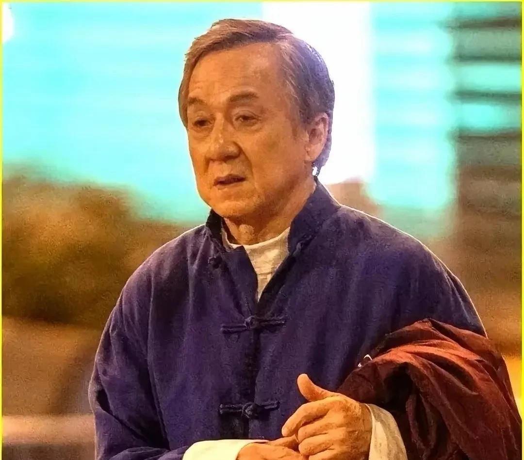 大脑里住着一台关不上的发动机。
71岁的成龙，终于撕开了个口子。
上一秒还在拉伸