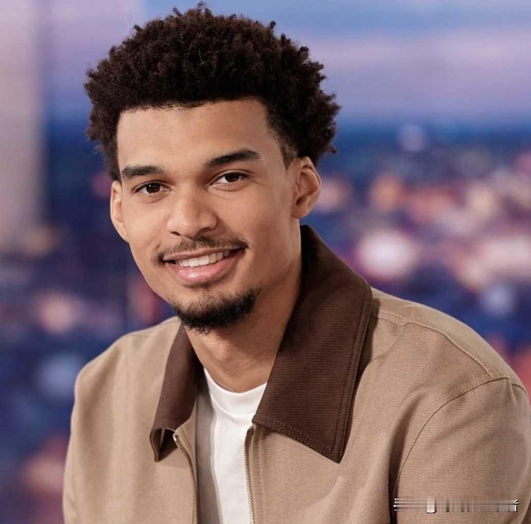 文班亚马来到中国后真是开挂了，这一赛季更是最有前途球员，2.24的身高，也是优势