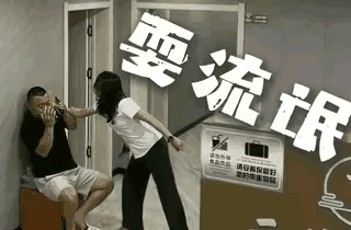 黑衣裙子不地道，恶作剧让人误会，男子不应该被这个锅，被人骂成耍流氓。