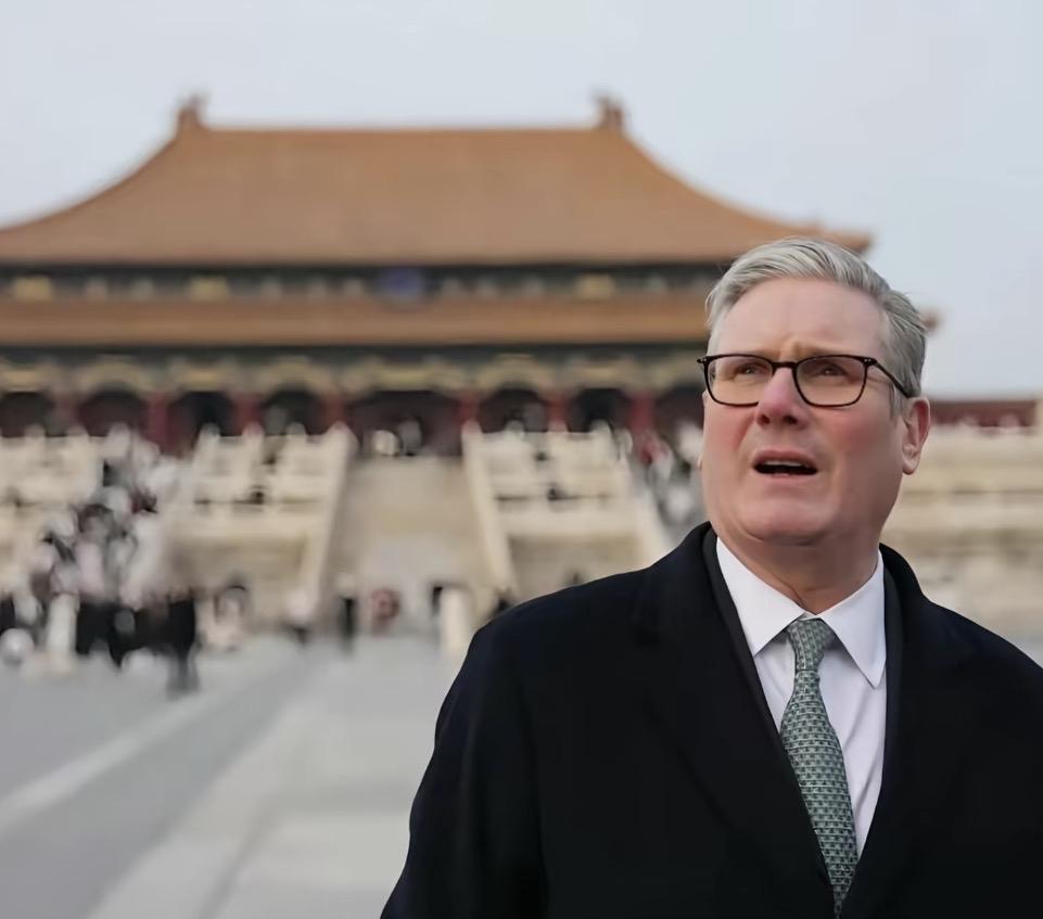 一直不懂斯塔默在故宫这个表情是看到了什么？！这么惊讶，这么震撼！
还是单纯的感慨