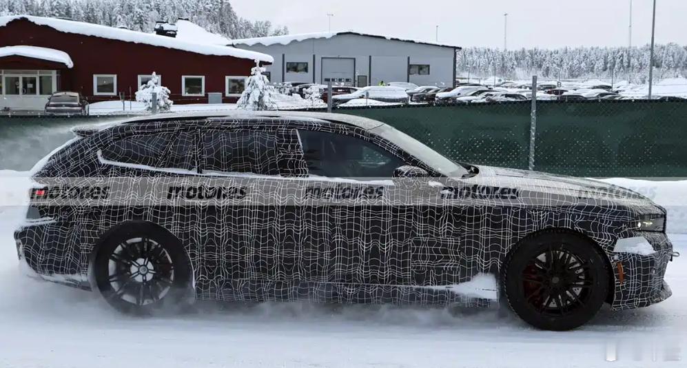 中期改款宝马M5旅行版路试谍照曝光，根据目前的消息，其格栅设计会更接近此前经典的