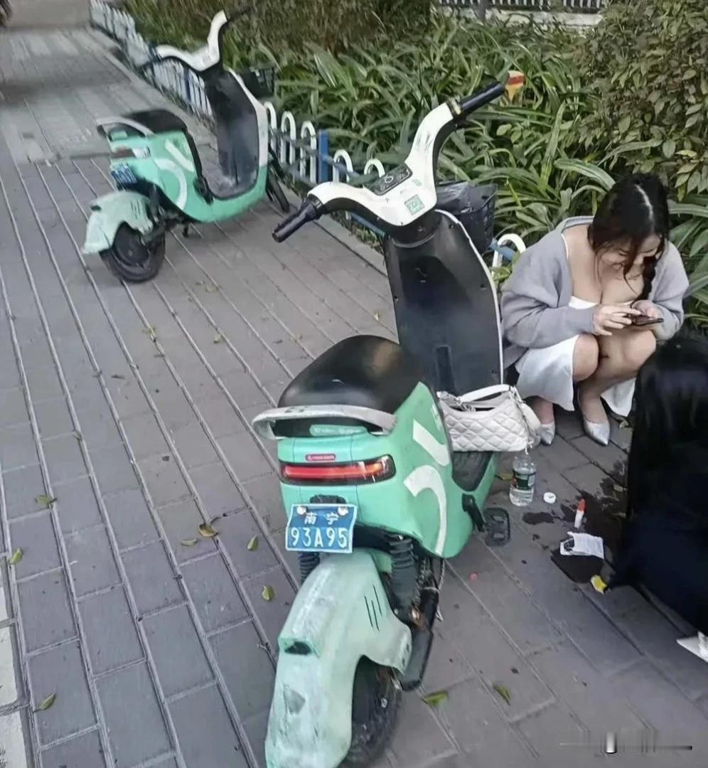 不知道为什么，我们这里的共享单车、共享电动车，好像一夜之间都消失了，以前很火爆的