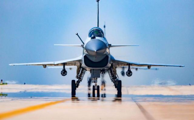 中型战机逆袭记：歼10C凭啥“挑落”两大重型王牌？
 
在西北大漠的空战演练场上