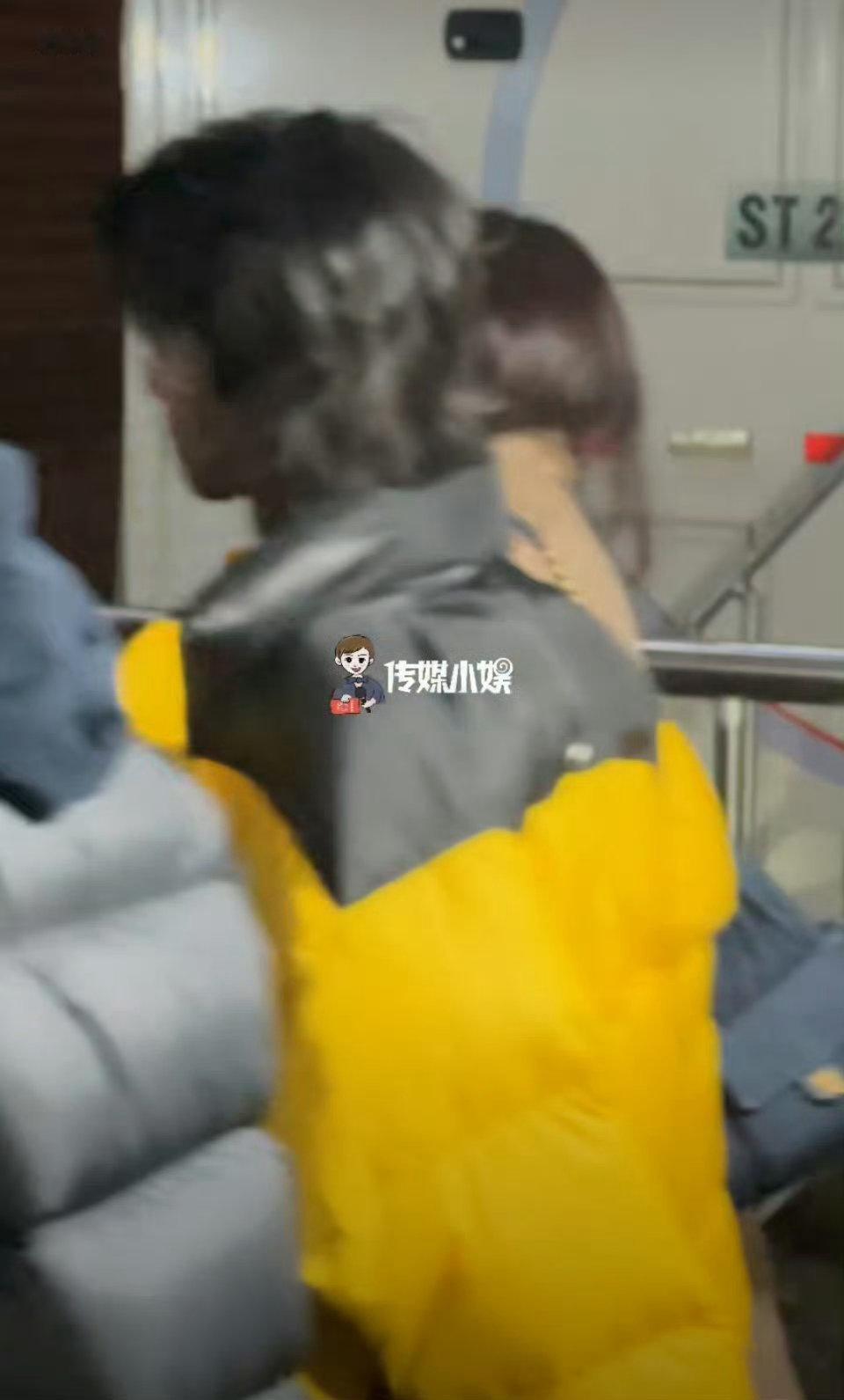 华晨宇今天是黄油蜂蜜面包吧 声鸣远扬直播 声鸣远扬 哇塞，华晨宇上班！脱外套是优