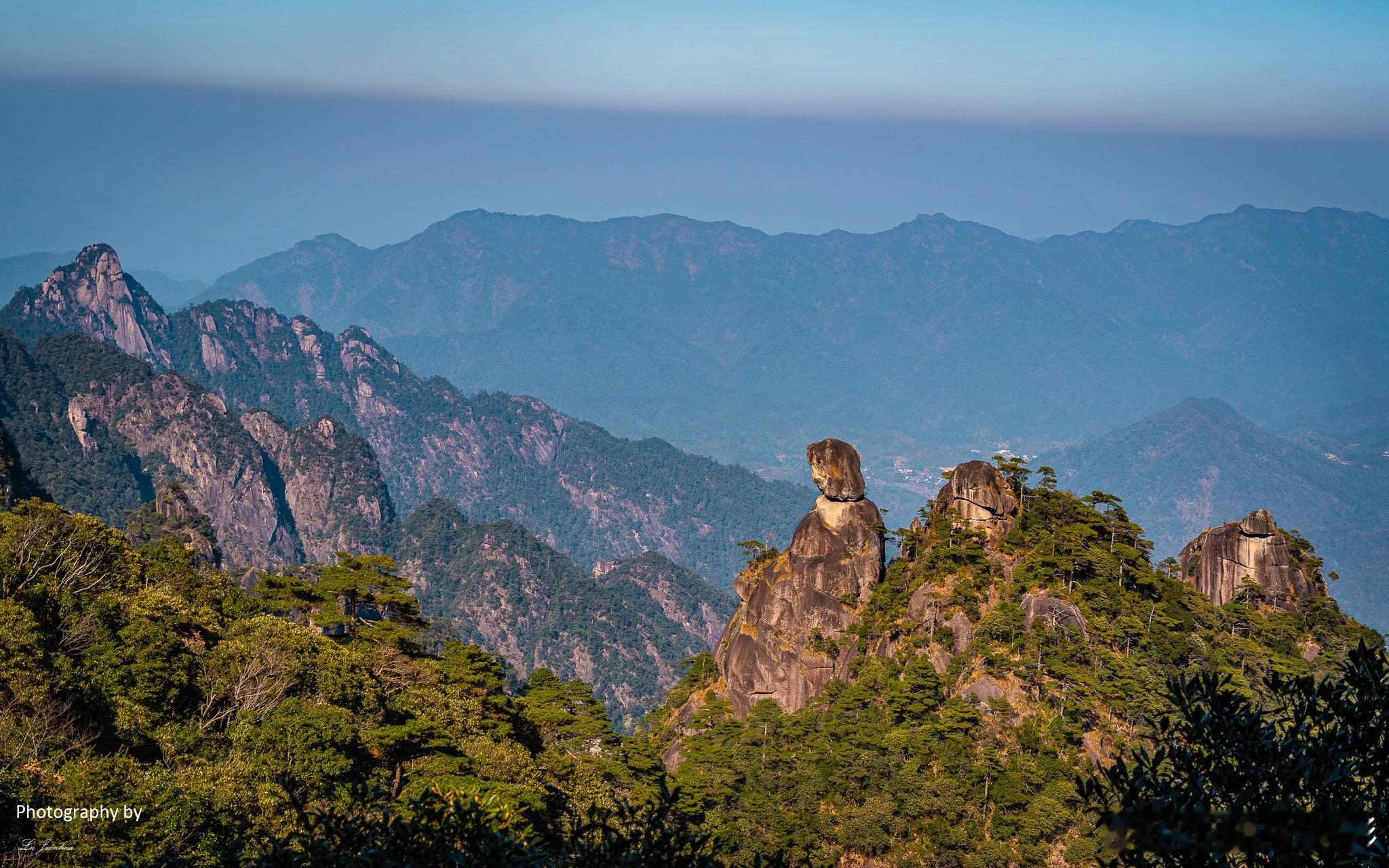 江西上饶三清山，是由不同成因的花岗岩组成的地貌，也是世界上已知花岗岩分布最密集、