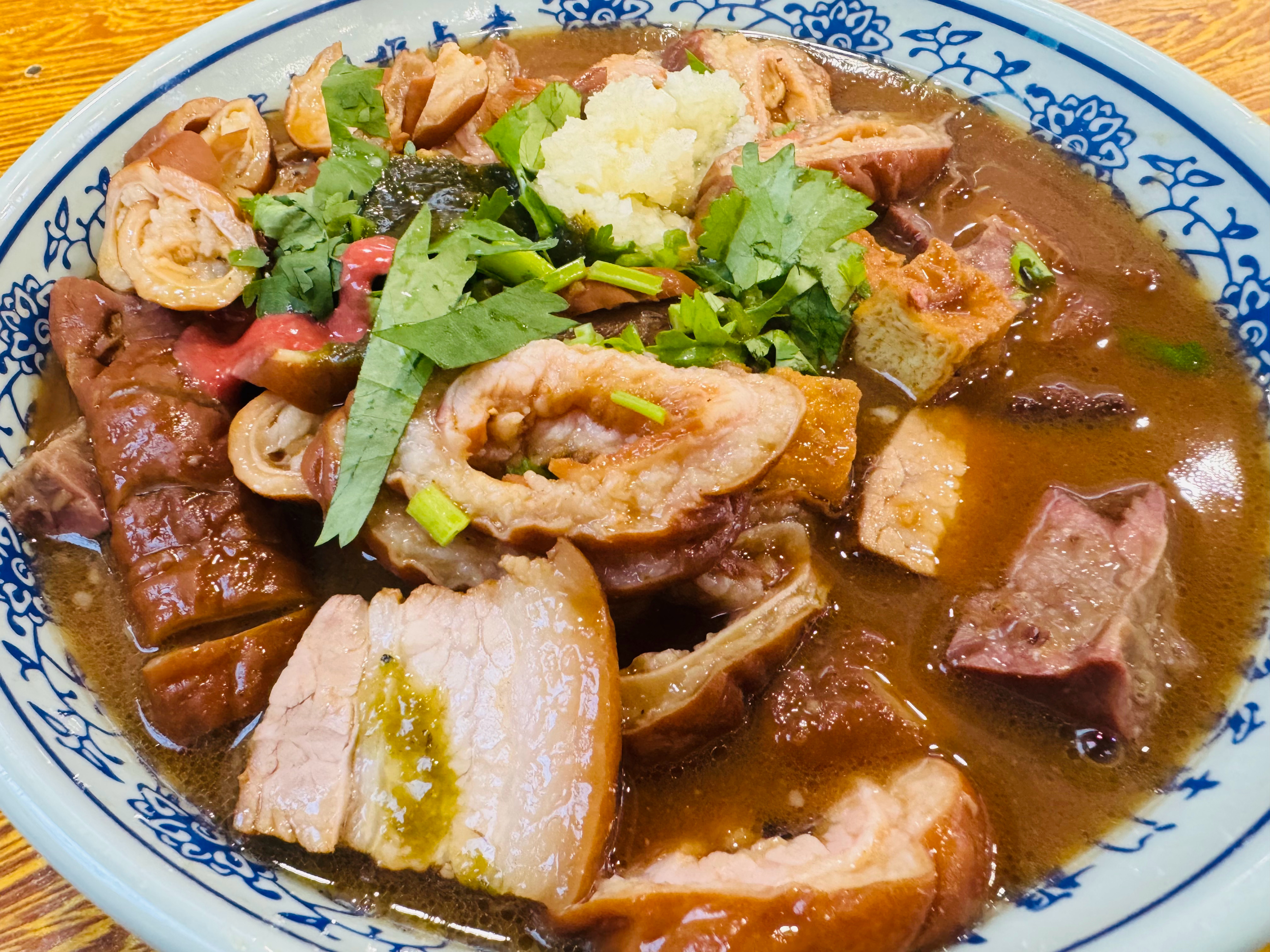 你回老家 嘴馋什么？我先来一个卤煮算其一，这玩意儿非常不健康，旧社会穷人力把儿吃