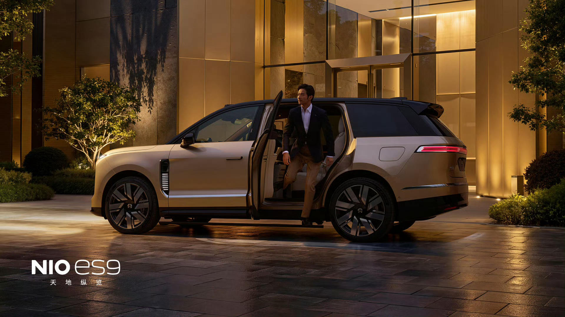 蔚来ES9来了，车顶配备一颗激光雷达与两颗角摄像头，内部采用 6 座和 7 座布