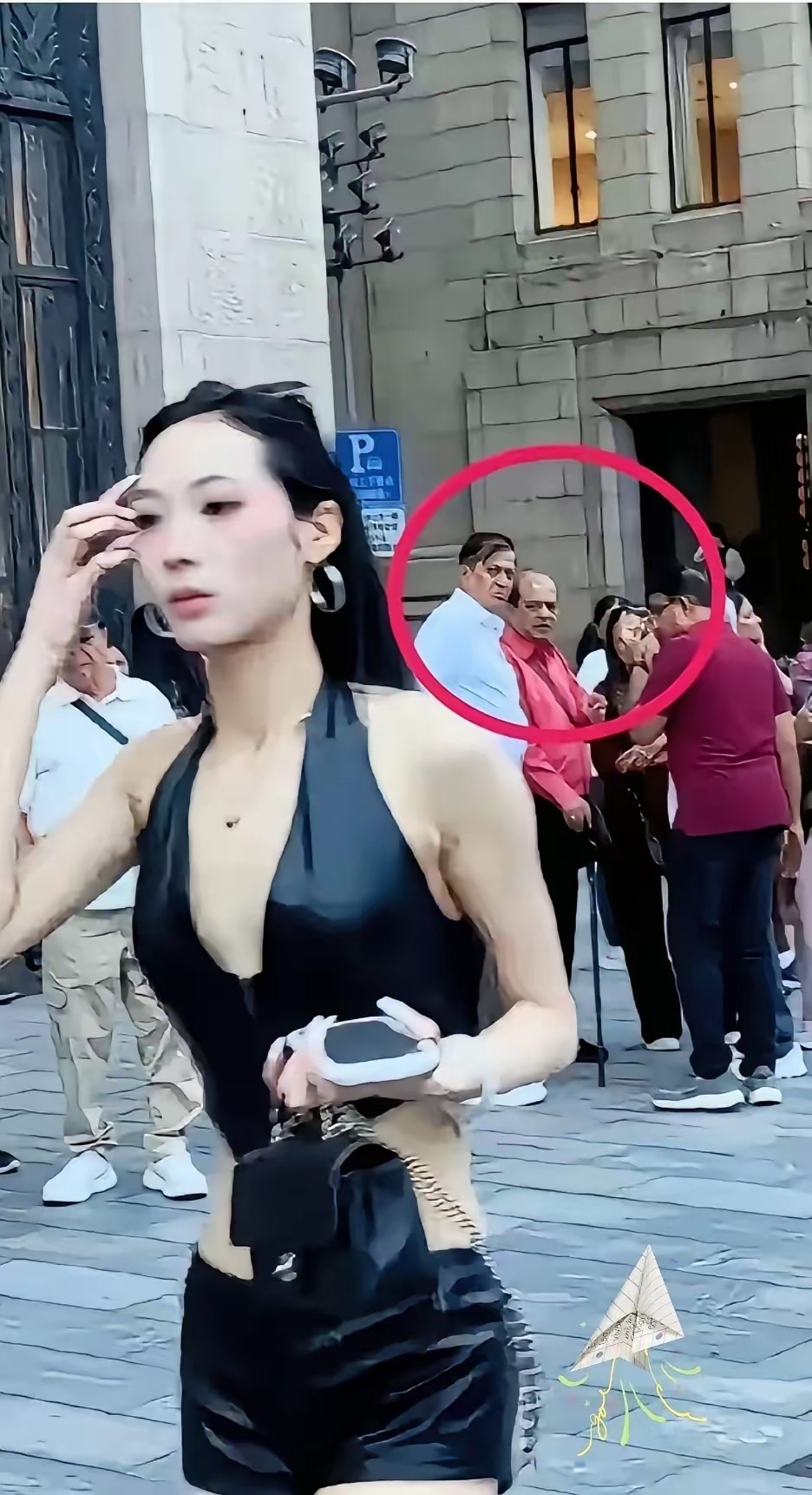 外滩一女子  被印度没见过世面的盯着看30米 