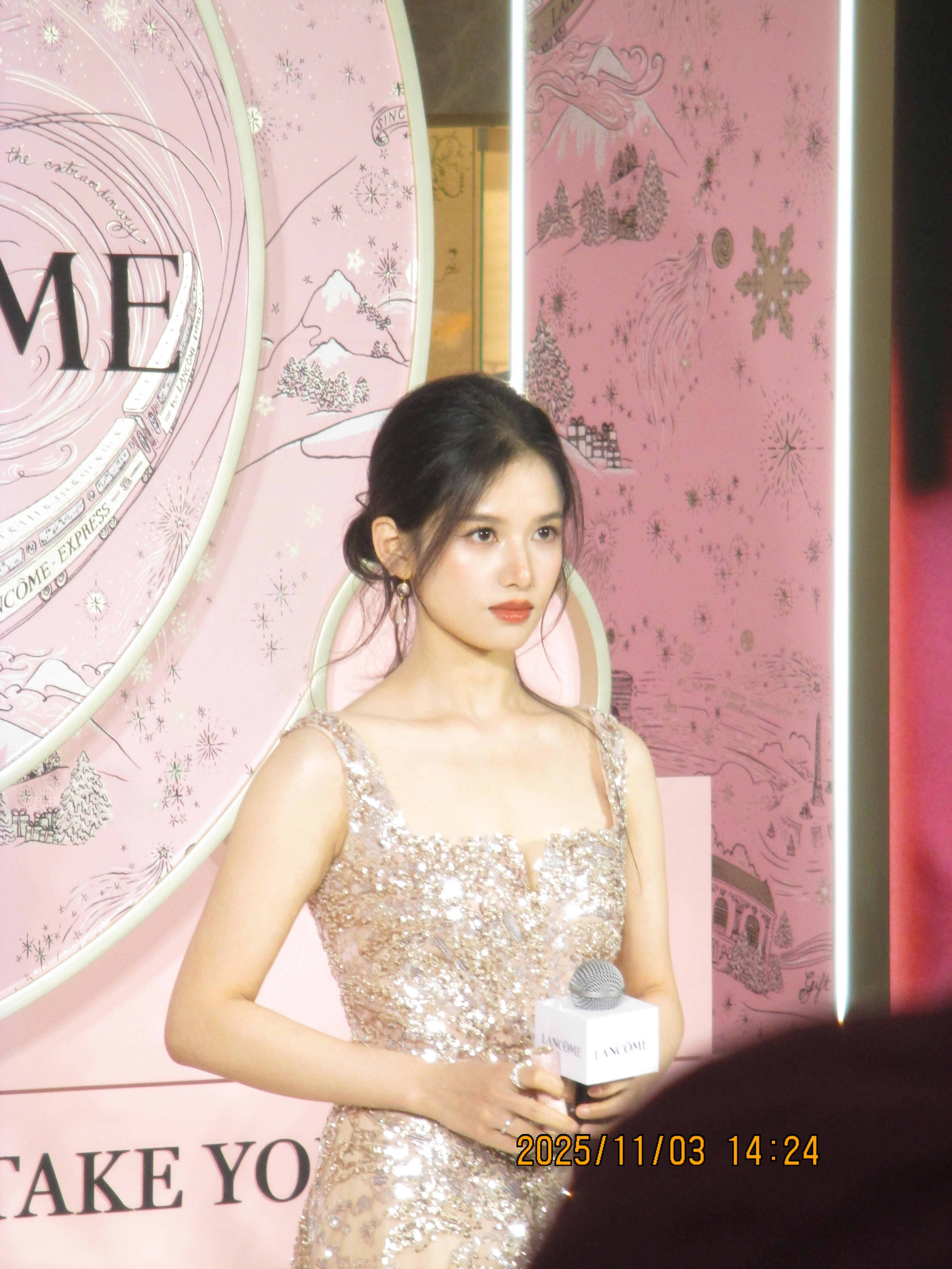 网友分享今日线下活动的张婧仪的CCD直出，无修就这么美[淡淡的] 张婧仪ccd直