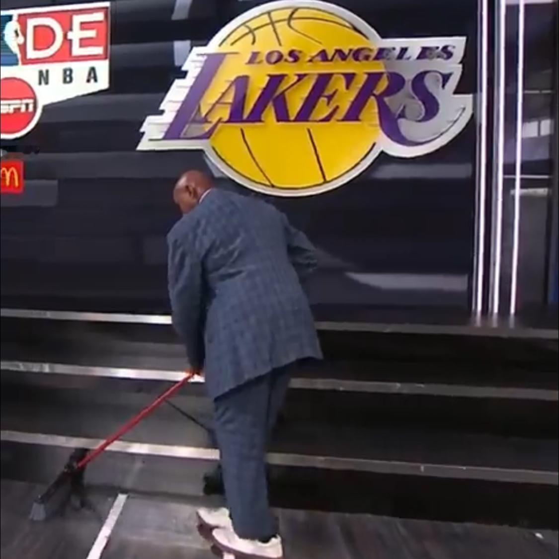 在常规赛期间，前NBA球星巴克利曾指责故意“摆烂”。结果湖人收官取得53胜29负