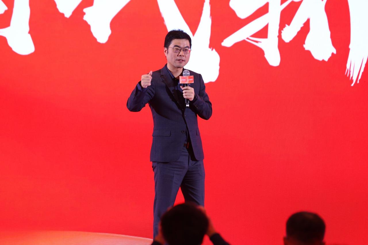 年轻人的第一台轿跑，到底应该是什么样？
这个问题，小米想过，MG也在想。小米SU