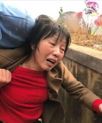 1984年，一战士壮烈牺牲，其新婚20天的妻子拒绝改嫁，坚持生下遗腹子。35年后