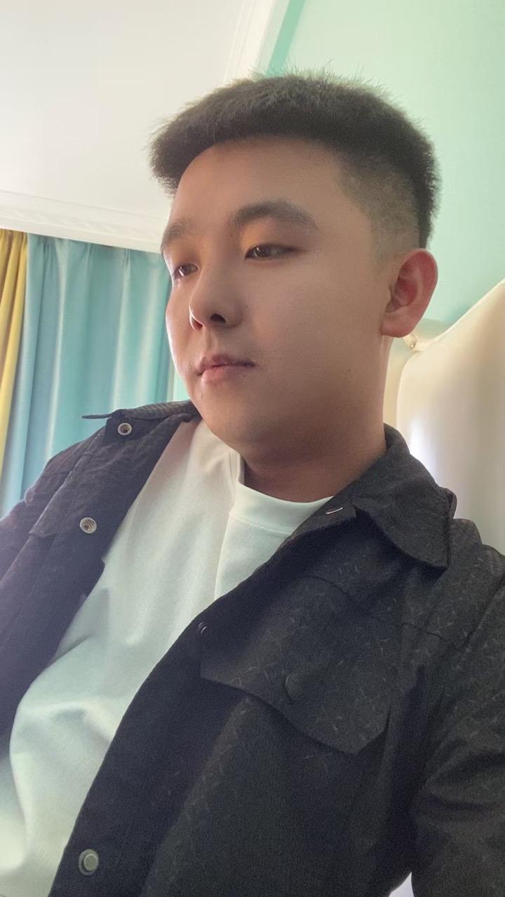 “无论喝多少酒 我都会保留一丝清醒 因为没有人接我回家…”