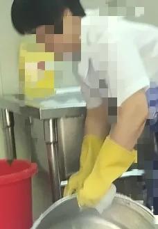 现在社会，家里有个弟弟的姐姐找对象结婚真的很不容易，食堂服务员李姐，儿子在读大专