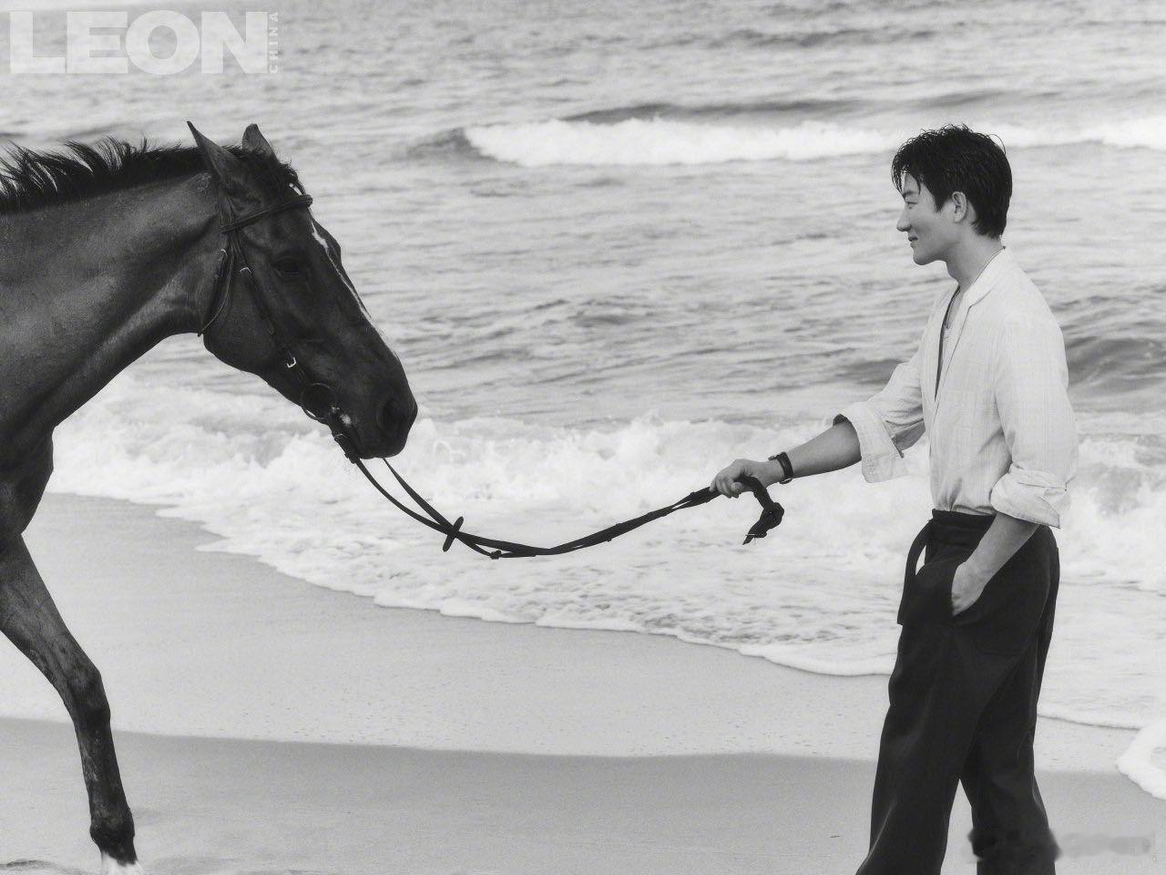 黄轩深V开到肚脐 全新深V剪裁大胆突破温润形象，置身旷野海风氛围感拉满，成熟男人