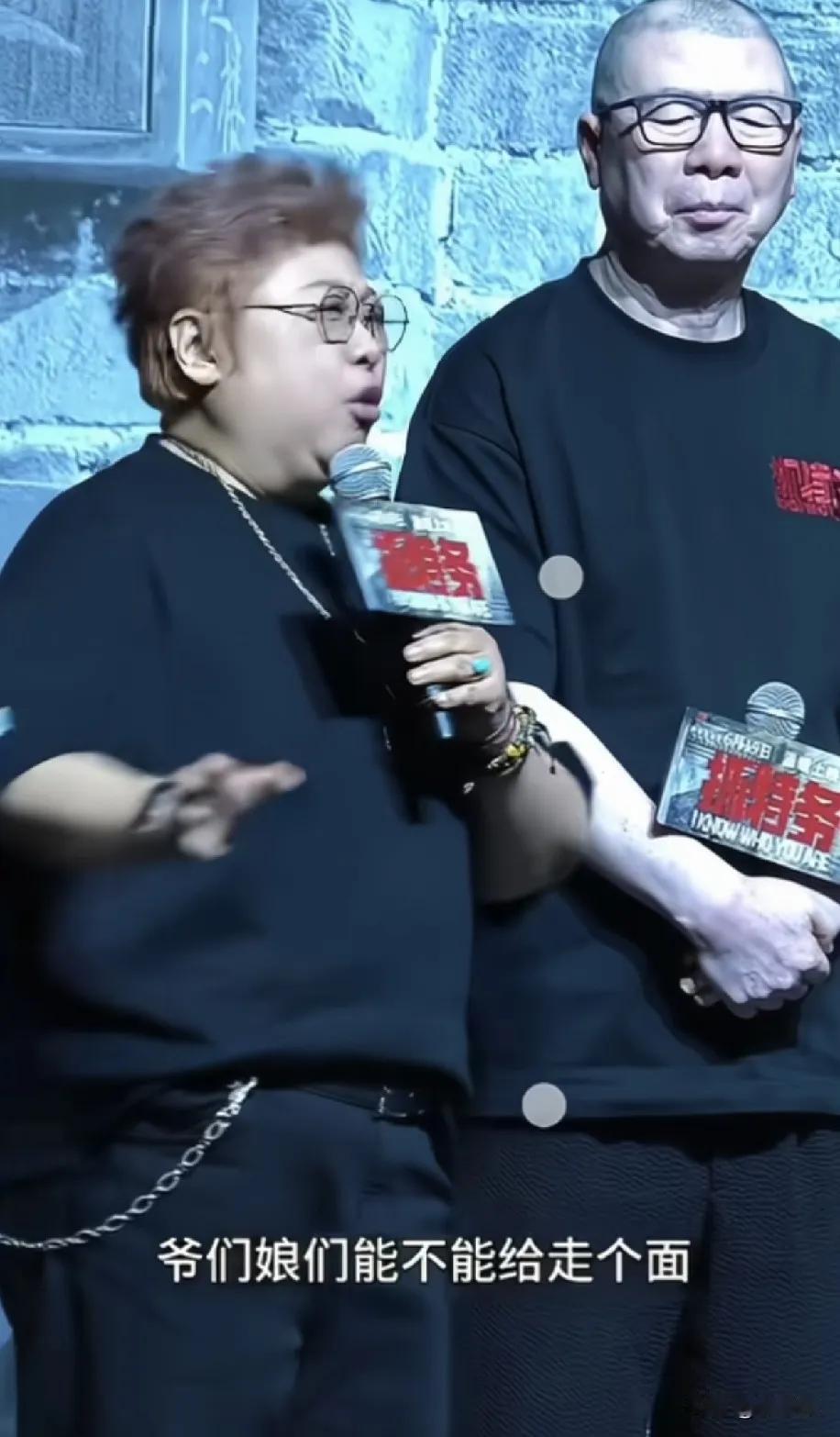 看了电影《抓特务》的发布会，
有件事我感觉特别奇怪，
不是胡歌带了黑色袖套，而是