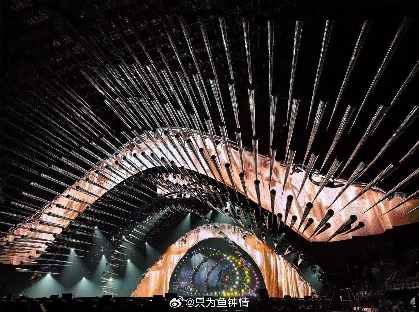 江苏卫视跨年舞美好用心 当升降台不再是简单的机械，而是自带美学设计的艺术品；当灯