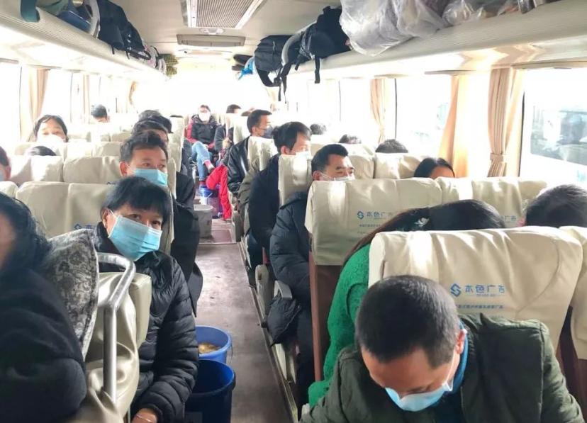 万万没想到！广东佛山，18位农民工坐上了大巴，直奔包工头家里讨薪。谁知，刚到家门