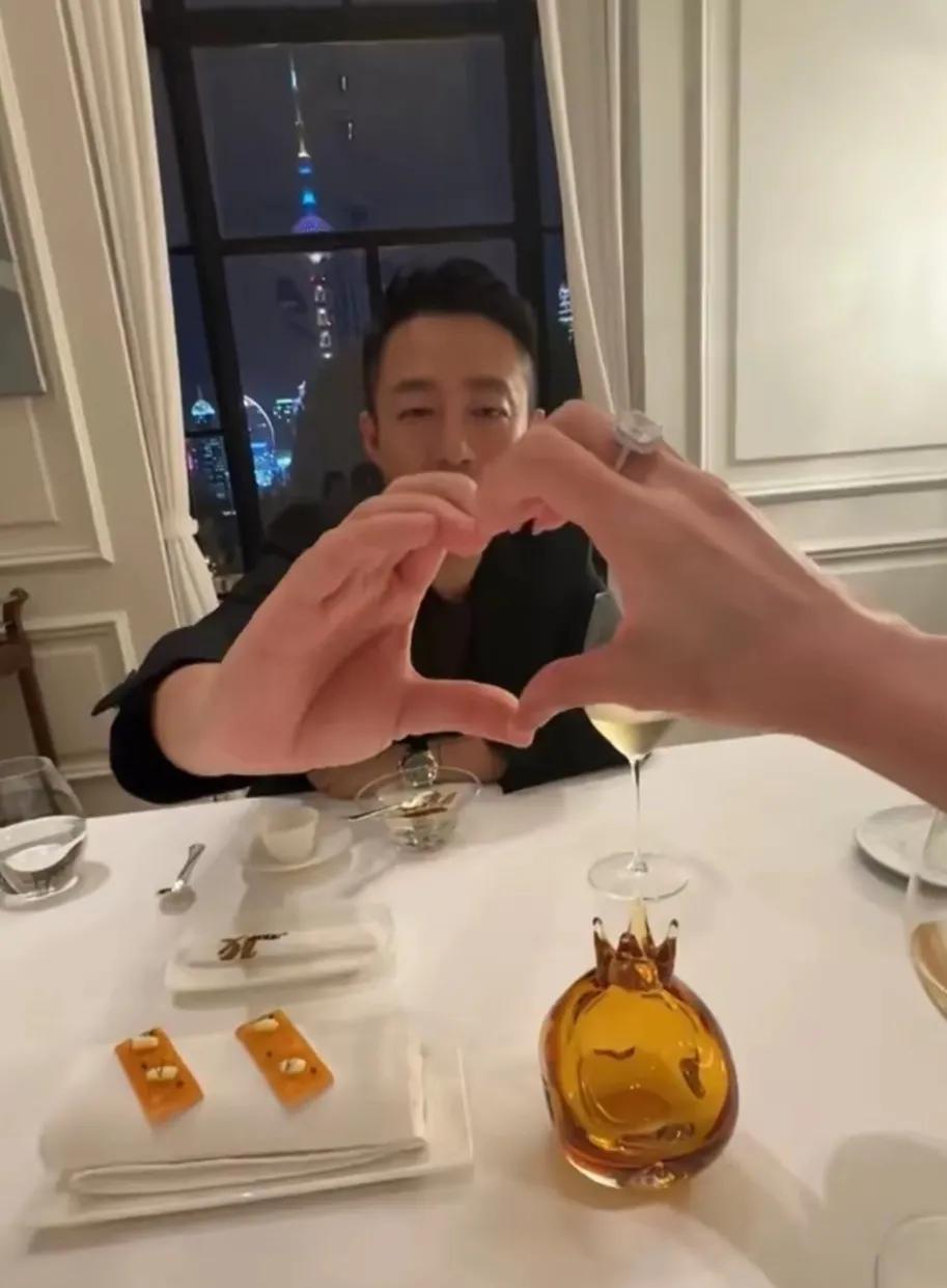 汪小菲和Mandy马筱梅
领证之夜共进晚餐的画面好浪漫呀
两人又是摆爱心造型
又