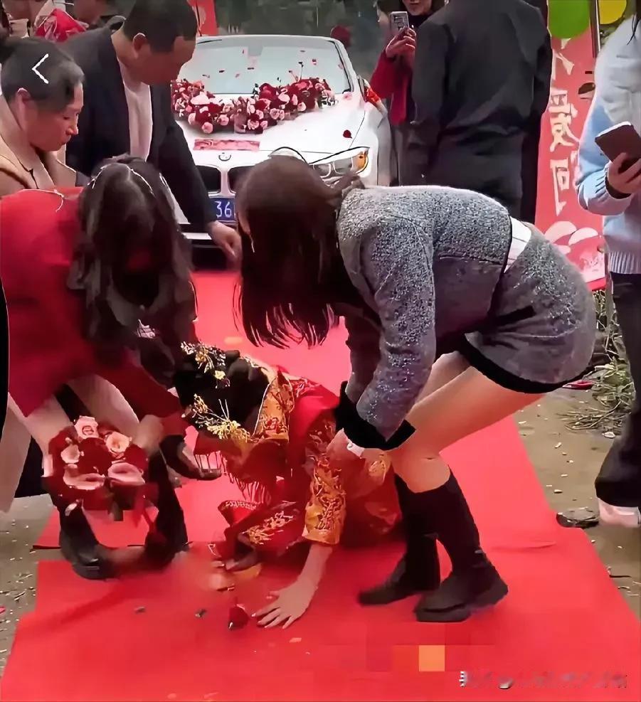 新娘的脸都丢到姥姥！

新娘在结婚当天听了闺蜜的话，要上下车费6万8，新郎官今天