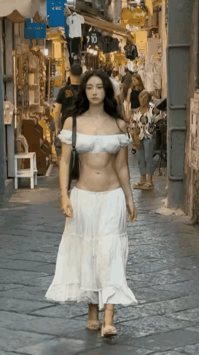 这打扮，这台风
与那大姐有一拼