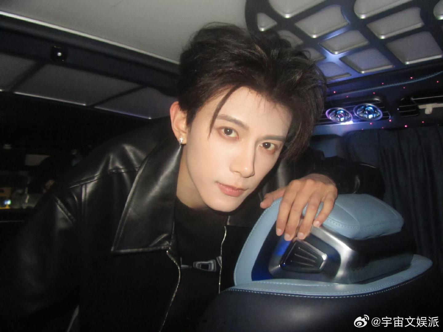 邓凯回应肩膀怎么这么窄邓凯回应窄肩 邓凯回应窄肩怎么这么窄：“要不我再练练？” 