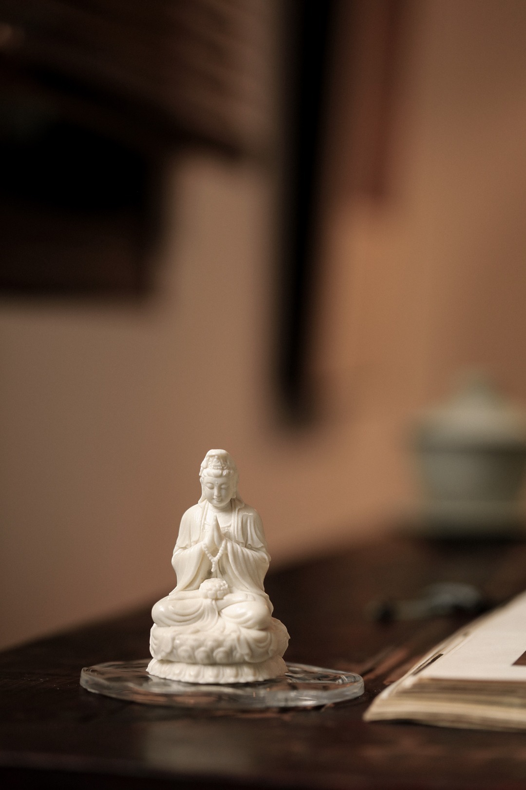 鹿角 | 莲花观音择料凝润，手雕观音，形神兼备，神情尤妙，颔首垂眸如观众生。衣带