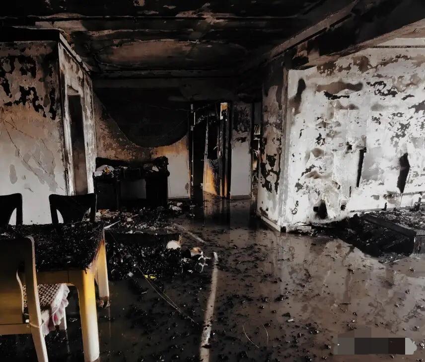 香港大埔火灾以后，有的居民还想回到屋里，看看。
也是，住了几十年的房屋，说没就没