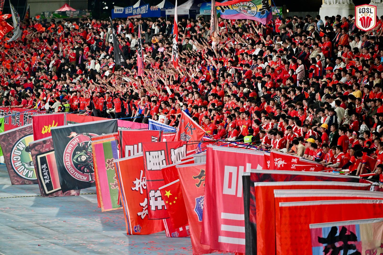 不得不惊叹，吴川青年这助威一字排开的雄壮架势，真的与当年广州队有异曲同工之妙，又