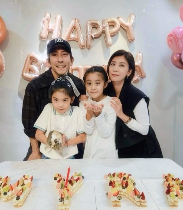 贾静雯一家为8岁波妞庆生我觉得波妞越来越好看 五官好立体 长得有的外国人的感觉 