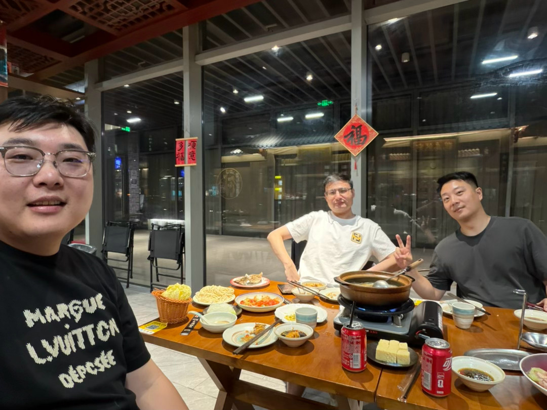 晚上和一起恰饭，准备发个微博，贝塔居然要先检查一下图片，这是不信任我拍照技术吗