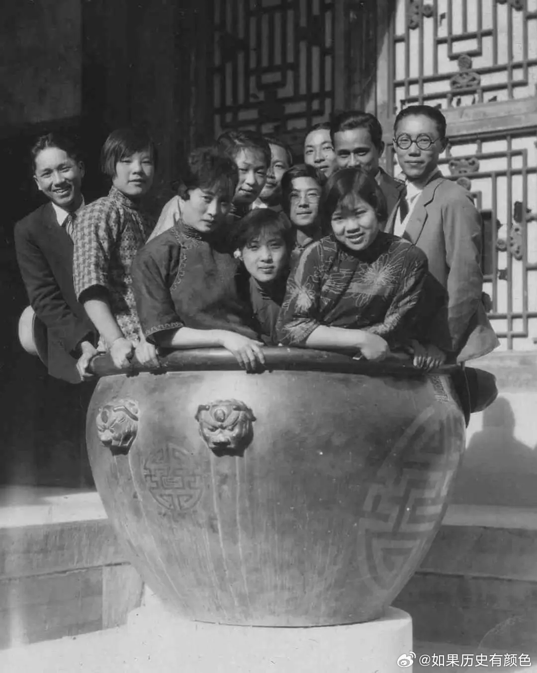 1946年北京燕京大学学生参观颐和园老北京 A jar of visitors,