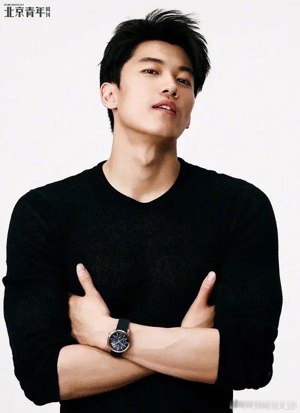 能把这件衣服穿好的男明星还真不多[允悲] ​​​